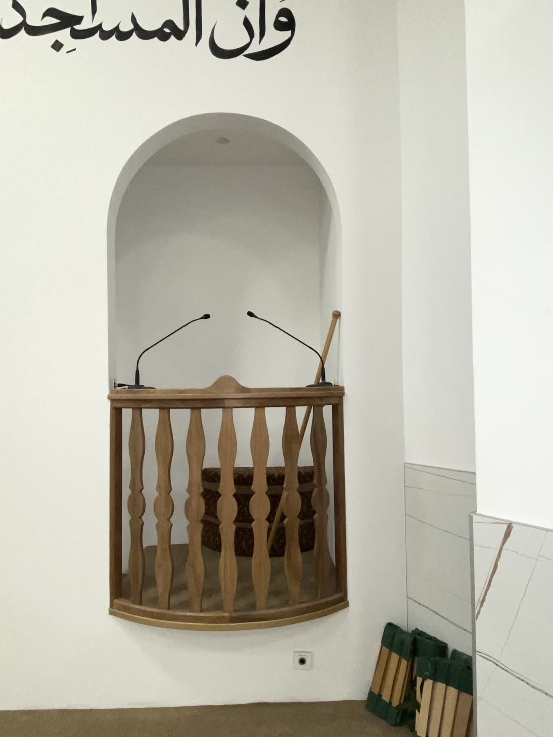 Micros col cygne installés au minbar