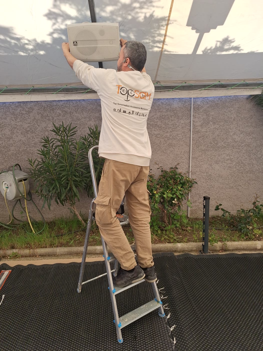 Salim, fondateur de TOP SAM, en intervention sur une installation de haut-parleur